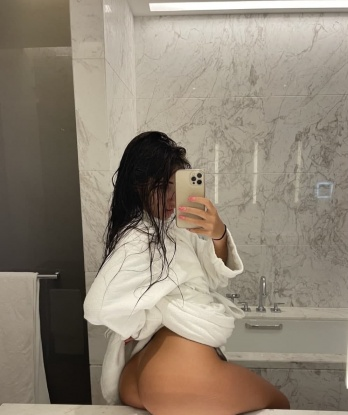 🥂💋
💖 Встреча со мной – это оазис уюта и раскрепощения, где каждая встреча пронизана нежностью и страстью. Мои золотые руки помогут тебе расслабиться и забыть о повседневных проблемах. 💆♂️💫
🔥Мои способности предельно разнообразны – от классического эскорта и незабываемых эротических массажей до ярких ролевых игр и БДСМ-сессий. Со мной ты откроешь новые грани удовольствия и узнаешь, что такое настоящий эмоциональный экстаз. 😈🔞
📸 На фото – я, вдохновленная Москвой. Люблю и умею существовать в гармонии с тонким и изысканным вкусом моих ценителей. Живу в Москве, где каждая встреча превратится в магическое приключение. 🗺️✨
💬 Позволь себе окунуться в мир безупречного блаженства и вознесения. Я заботливая и интеллигентная спутница, всегда готовая подарить тебе море нежности и страсти. Звони, и мы с тобой создадим самые сочные и яркие воспоминания, которые будут согревать душу долгое время! 💕🌟 Кузя
